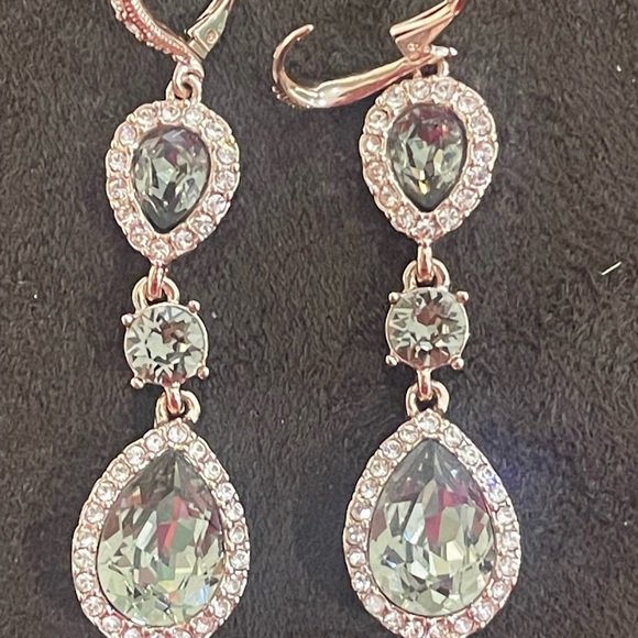 ❤️🎁Givenchy Drop Earrings!!! - Picture 3 of 5